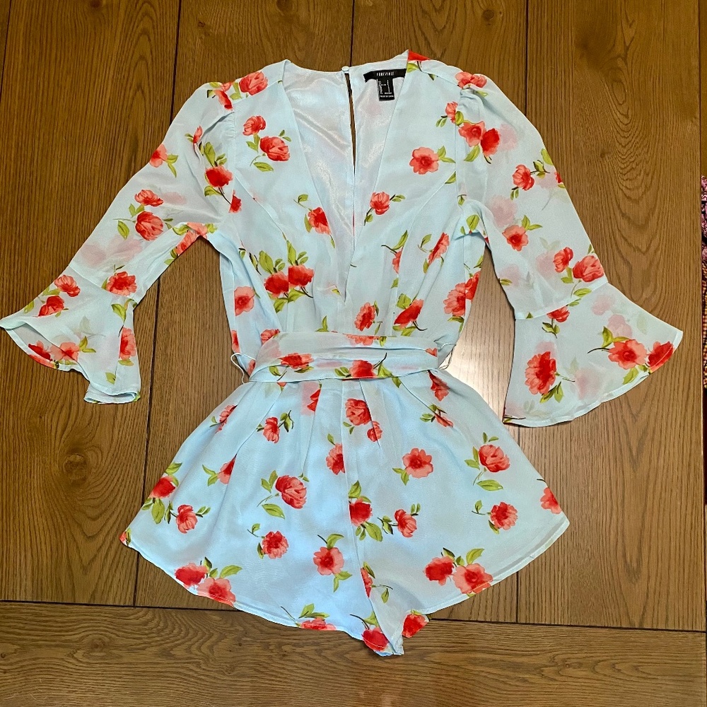 Forever 21 floral romper jumpsuit women size S blue